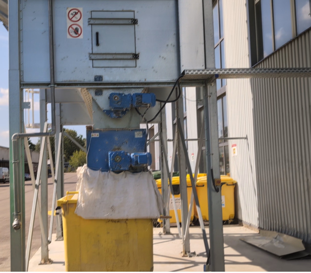 Nestro filter motor and discharge unit